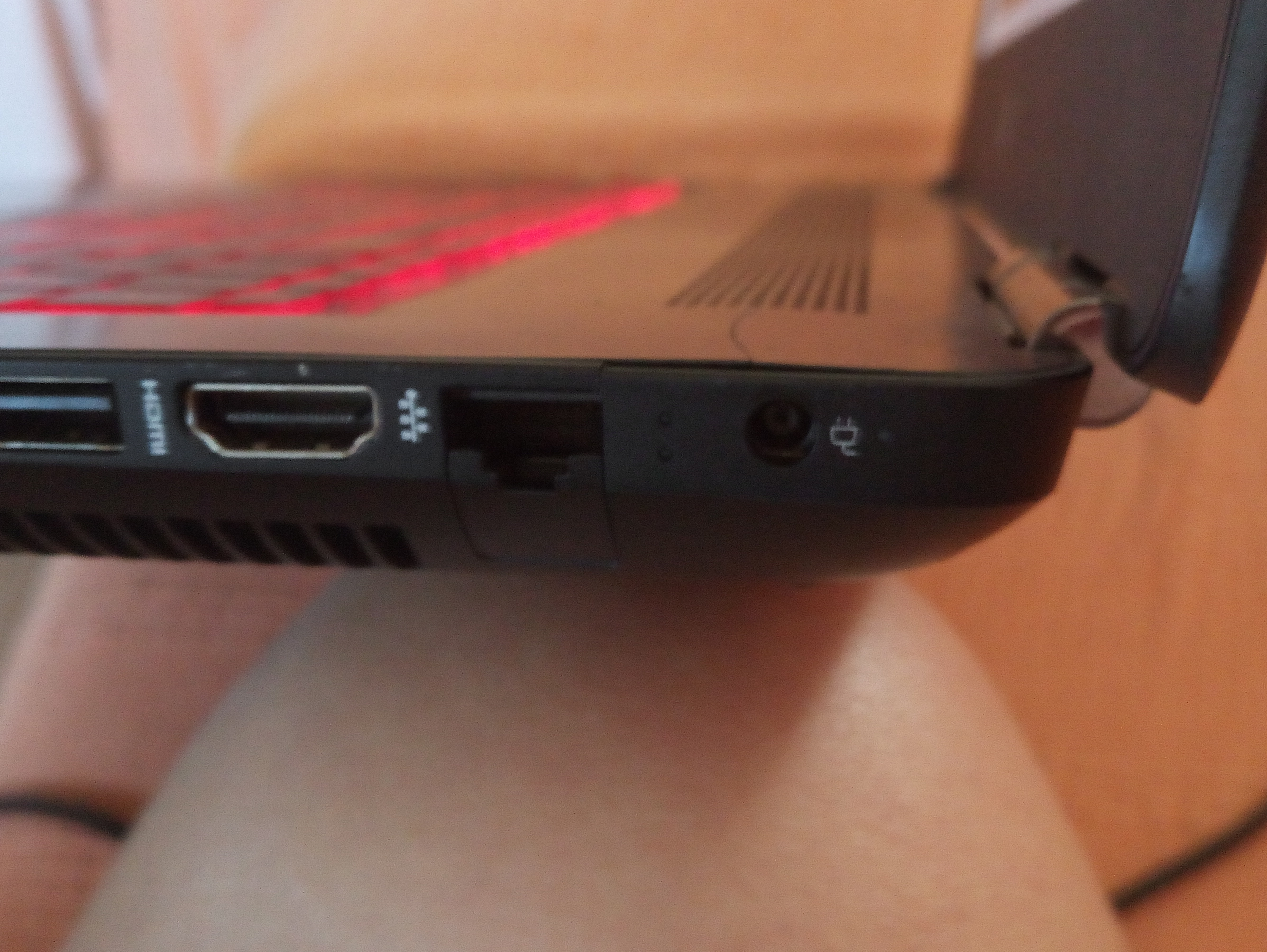 Omen Right Hinge breaking through the plastic case - HP Support ...