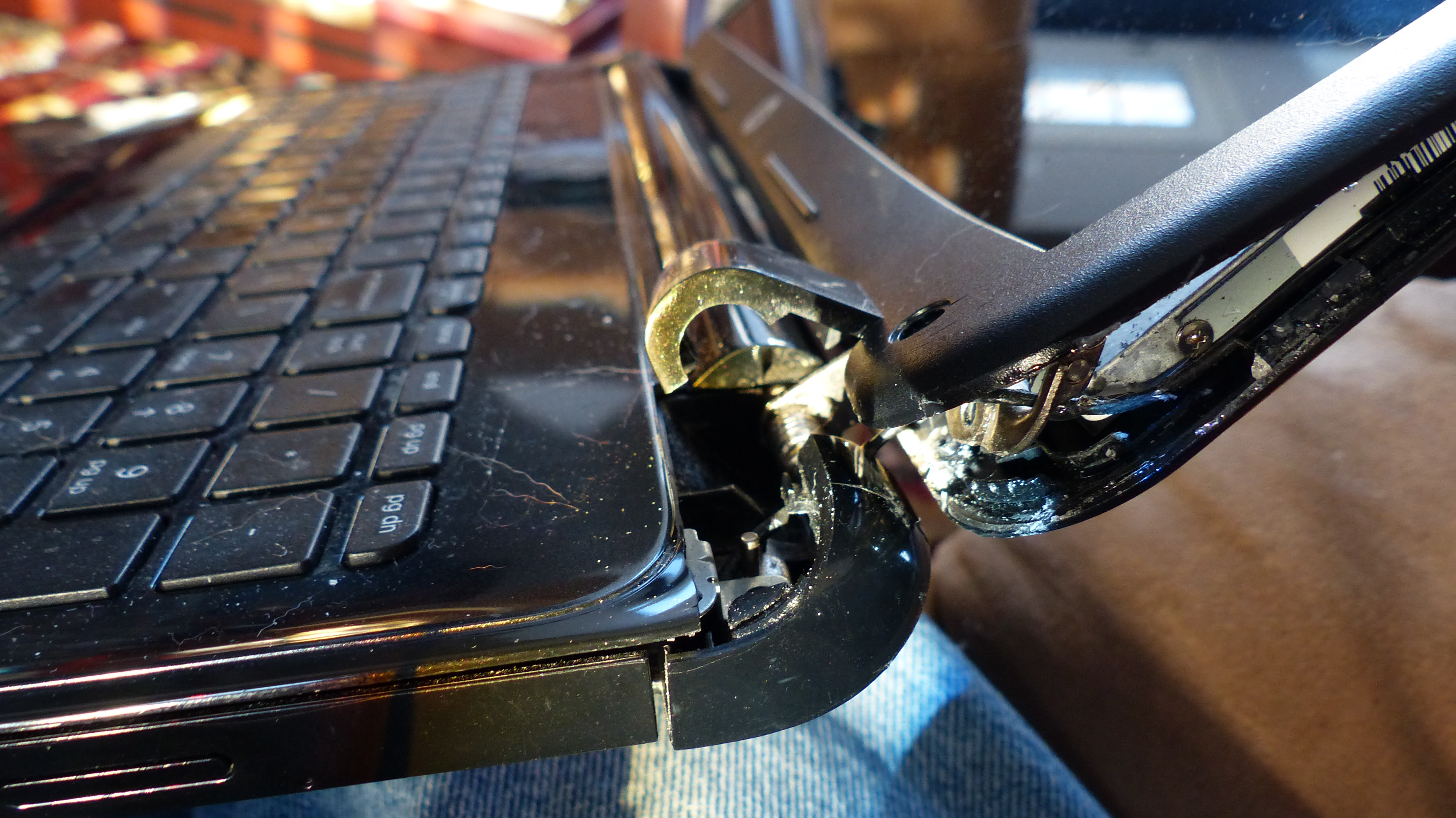 Как восстановить ноутбук леново. Сломанные петли ноутбука. Разбитый ноутбук. Сломанный корпус ноутбука.