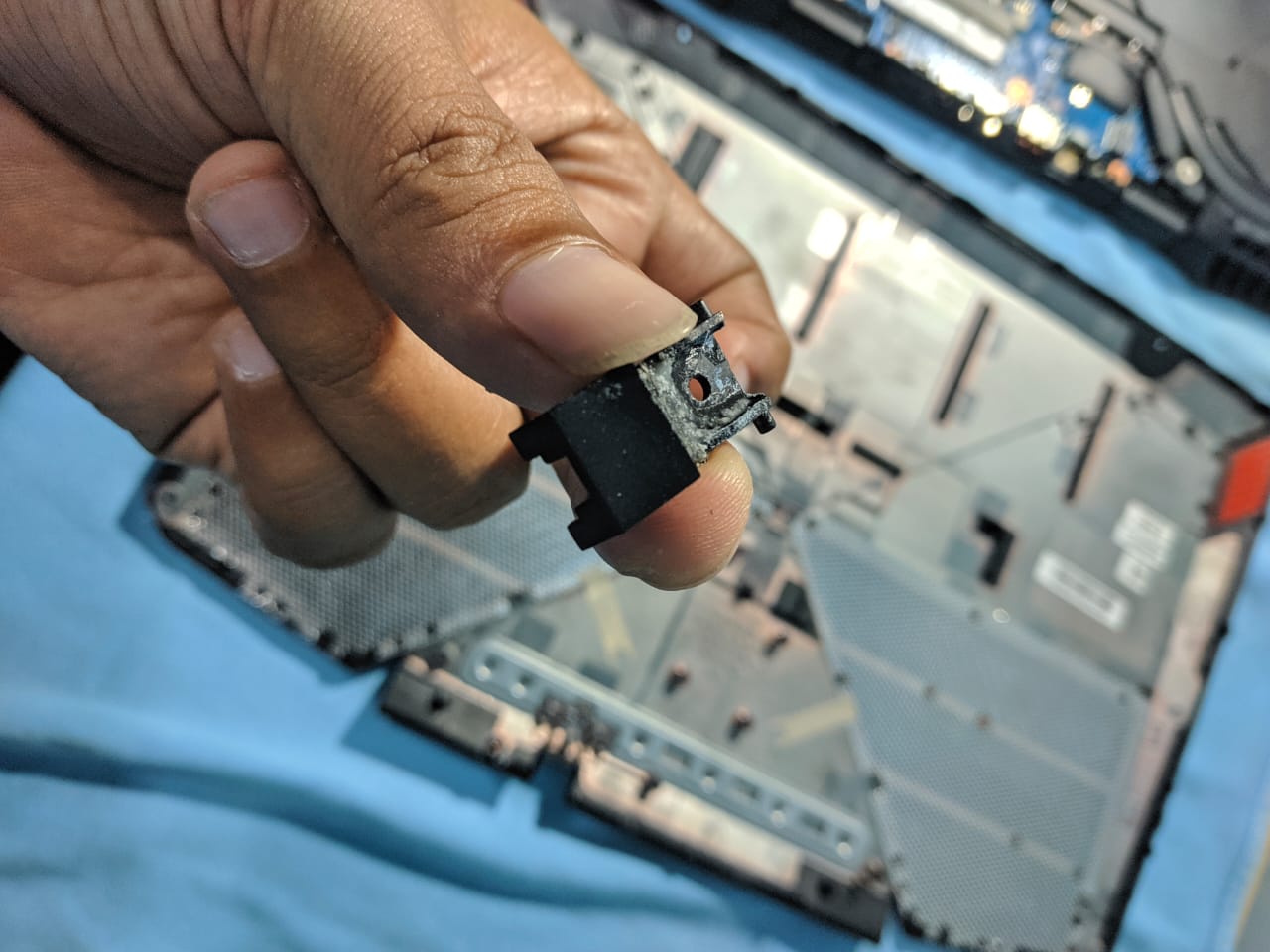 Solved HP OMEN 2018 port clip broken HP Support Community 7219564