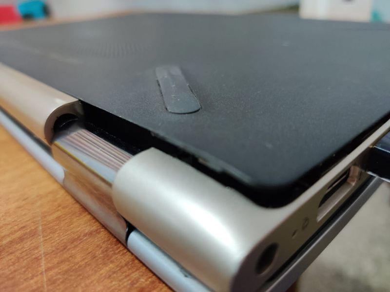HP pavilion poor hinge design flaw, cracks screen and base... HP
