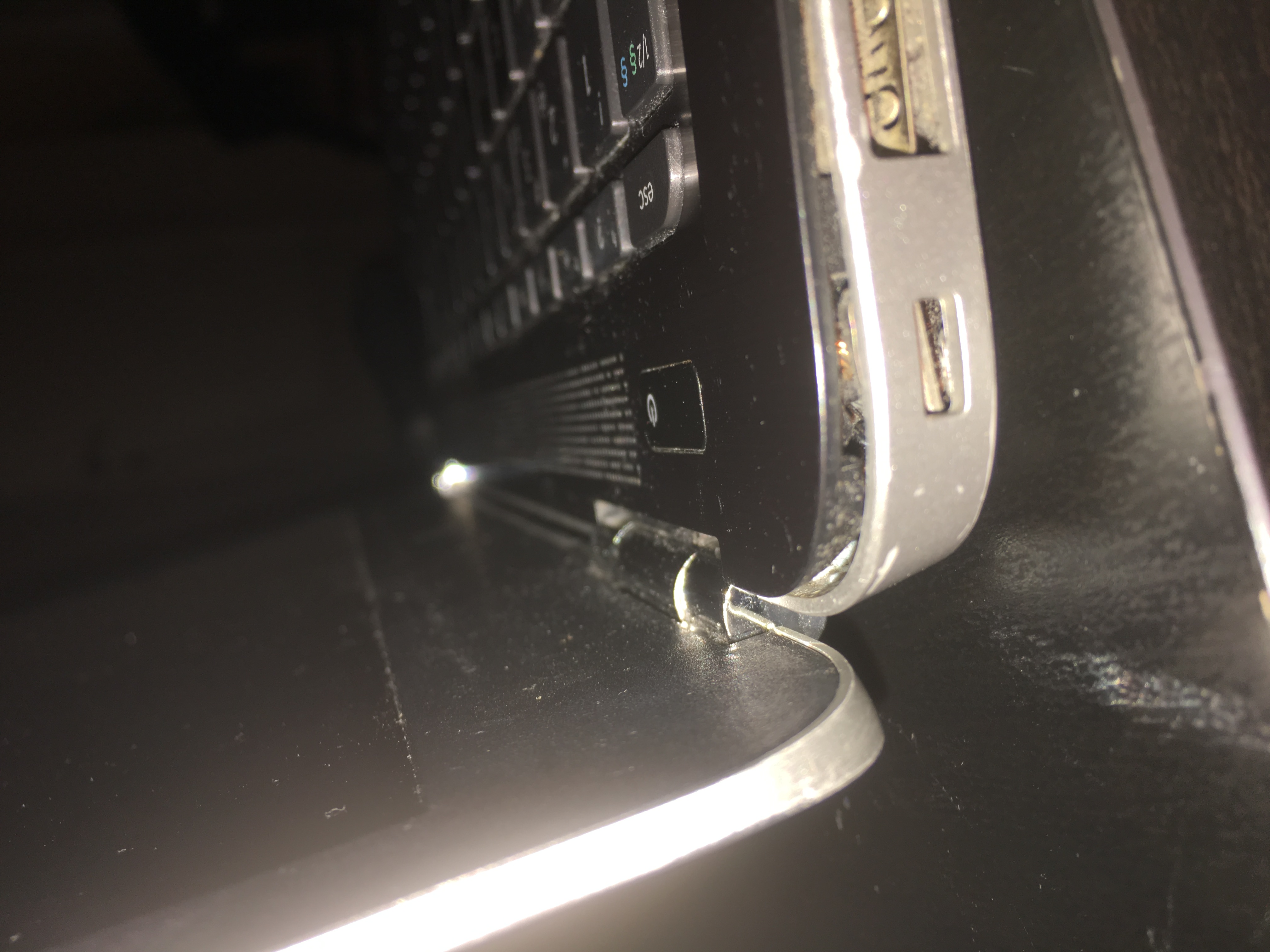 Left hinge on HP pavillon Notebook loose and broken! HP Support