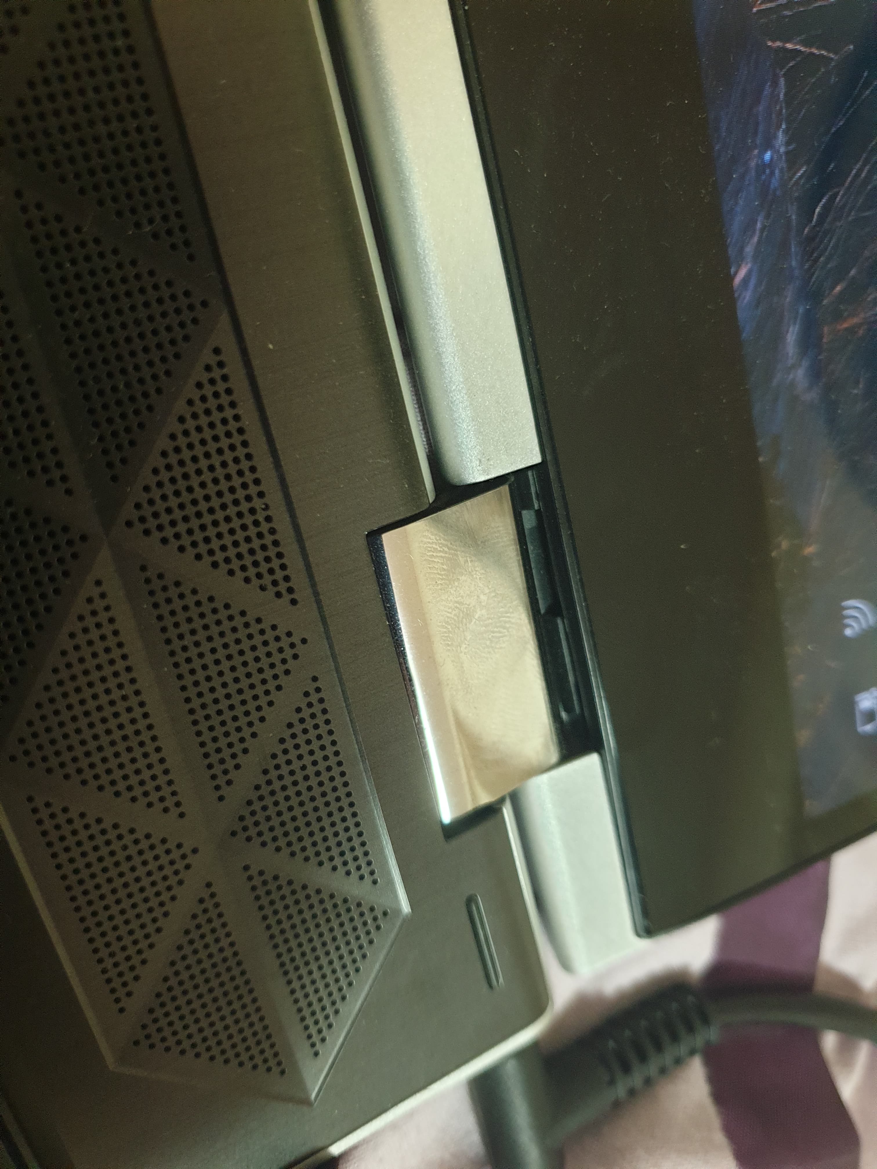 Pavilion x360 screen is protruding - HP Support Community - 7587700
