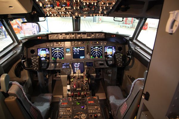 Boeing_787 cockpit.jpg