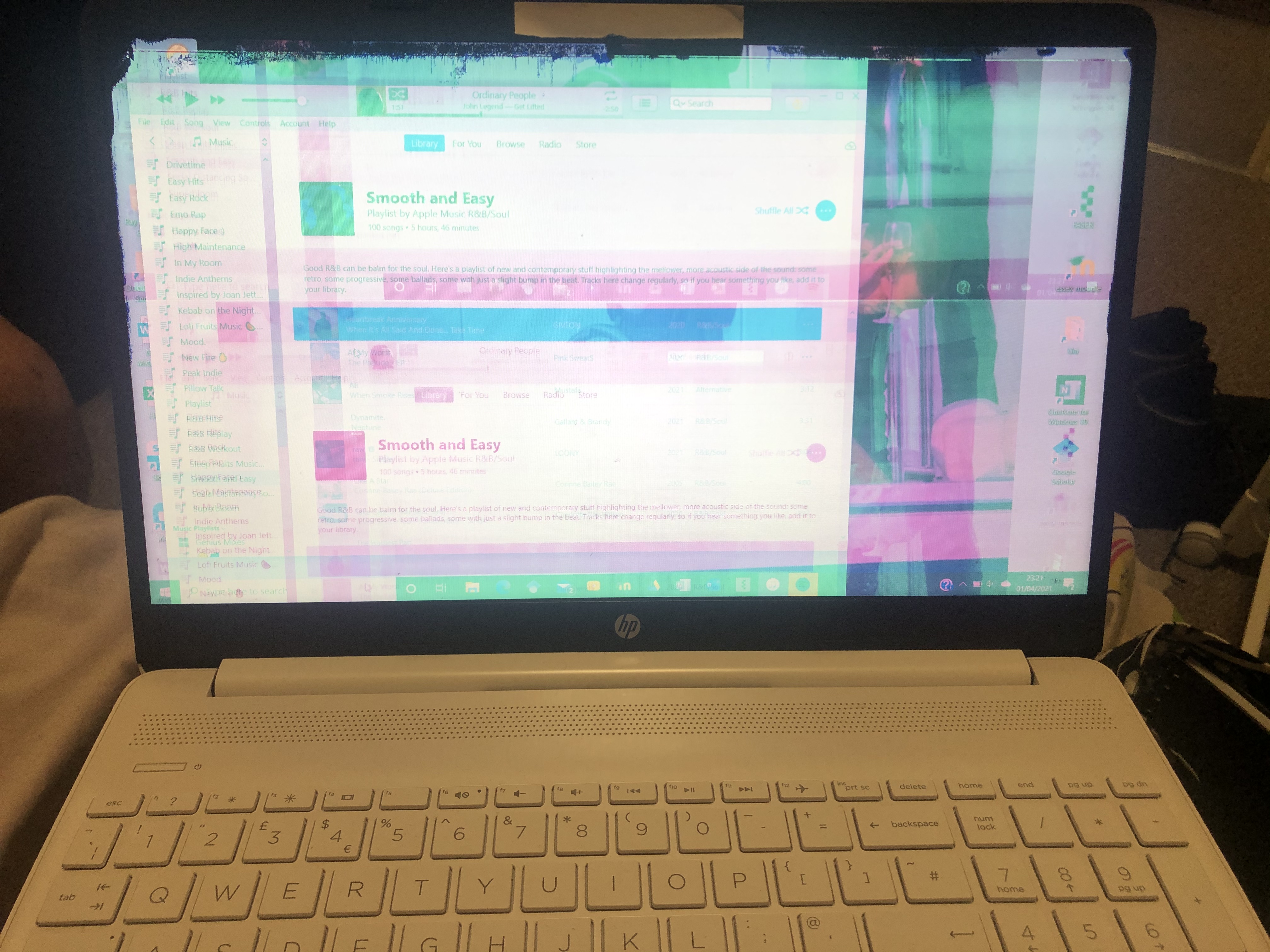 Screen changing colour and glitching - HP Support Community - 8036942