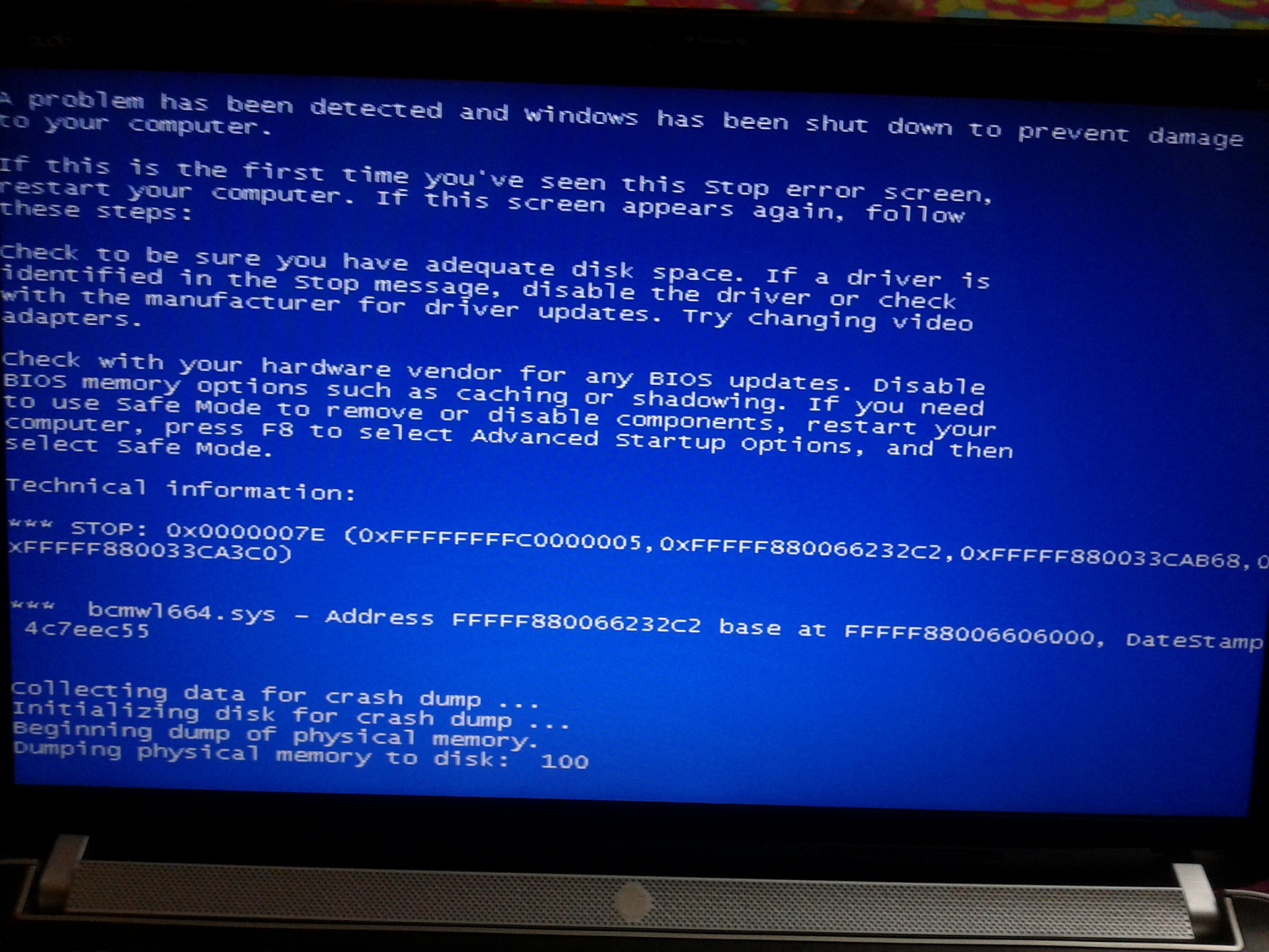 Ошибка ноутбука синий экран. Биос экран смерти. Синий экран. Коричневый экран смерти. Синий экран на мониторе компьютера.