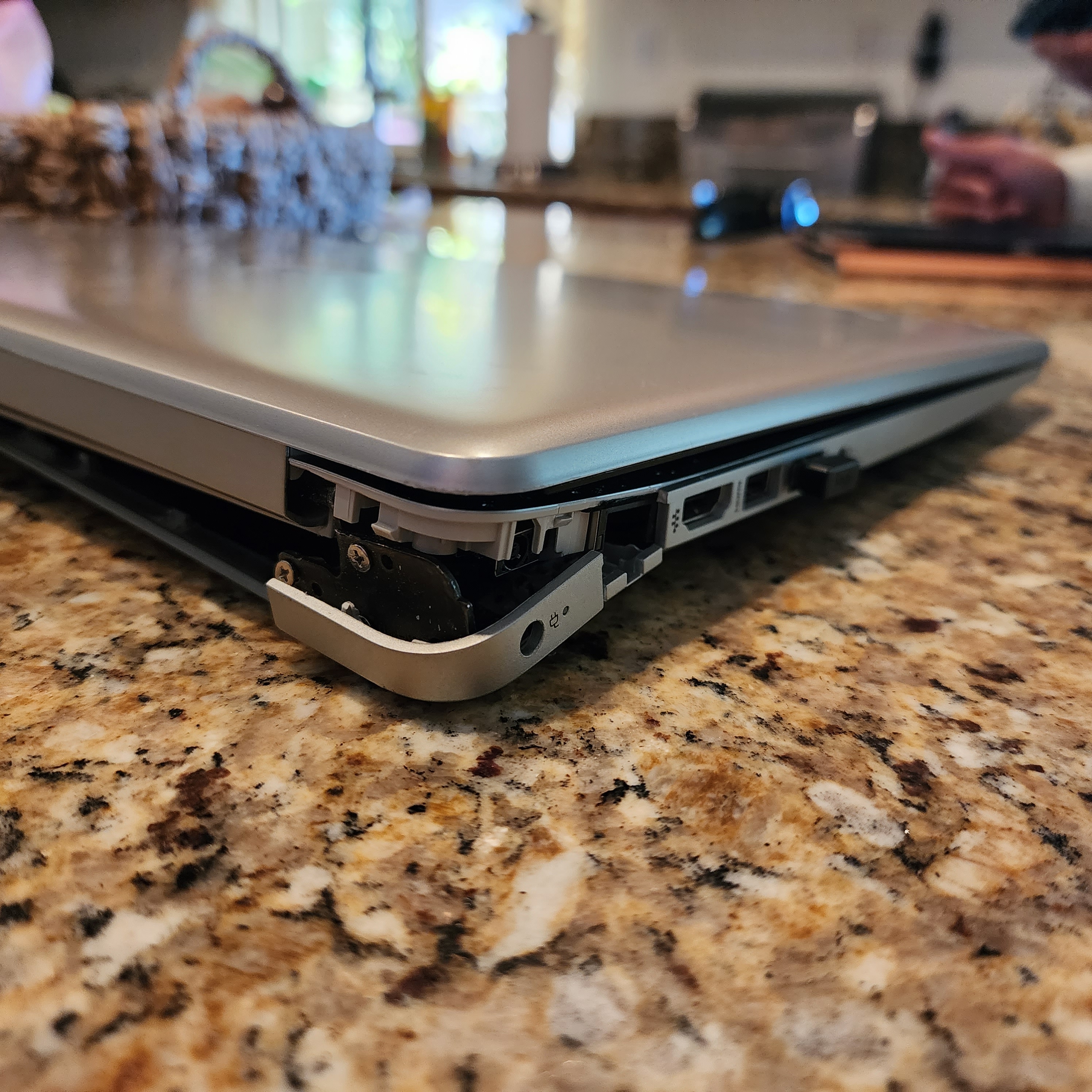 Screen hinges snapped off laptop housing - HP Support Community - 8533646
