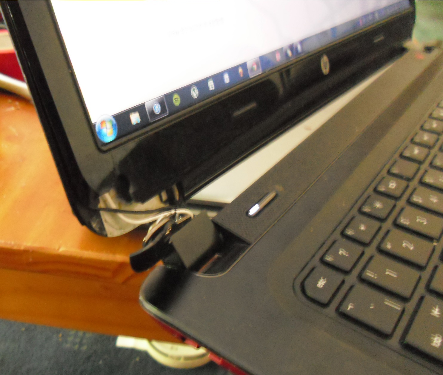Корпус экрана ноутбука. Ноутбук асус треснул сбоку корпус. Сломалась крышка ноутбука. Сломанные петли ноутбука. Сломалась петля на ноутбуке.